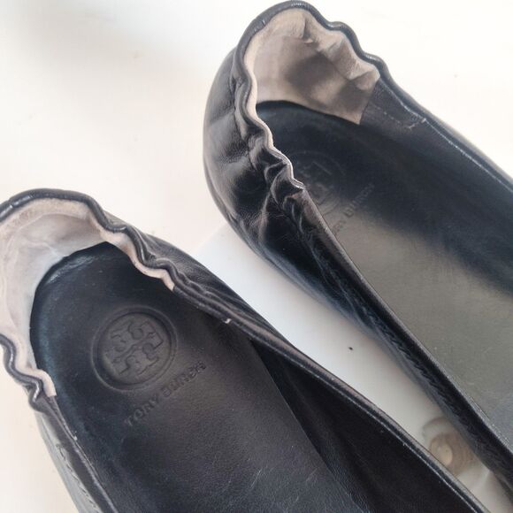 Tory Burch Ballet Flats Size 11 Black Leather Gold Medallion Logo Preppy Reva - Picture 10 of 12